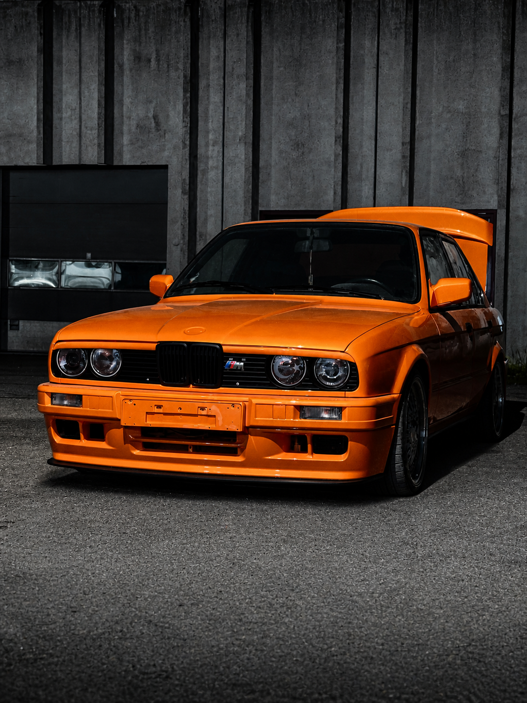 Orange veteranbil efter speciallakering